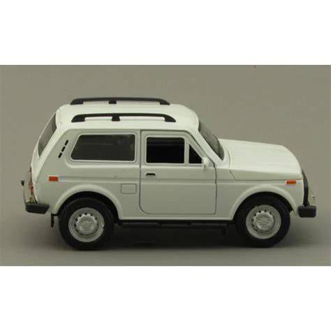 Lada Niva játékautó nyitható részekkel