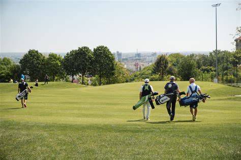 Mid-Amatőr golfozók közössége a pályán