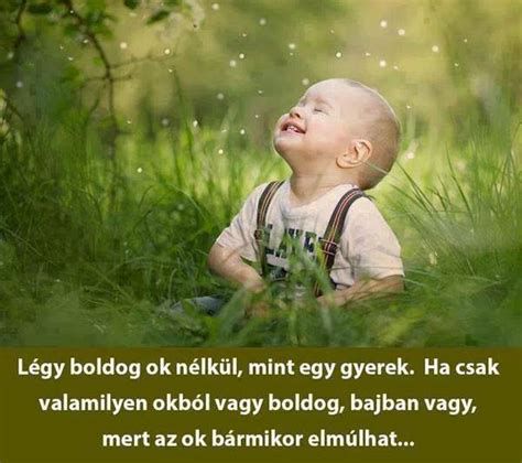 Boldog gyermek mosolyog egy futóbiciklin