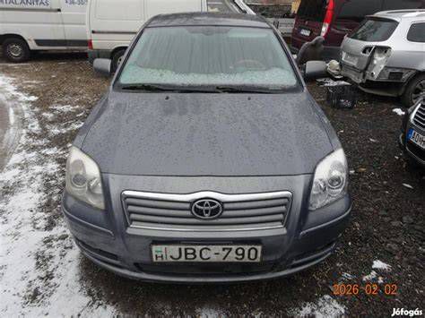Toyota Avensis autó csomagtartó nyitott állapotban, lökhárítóvédővel