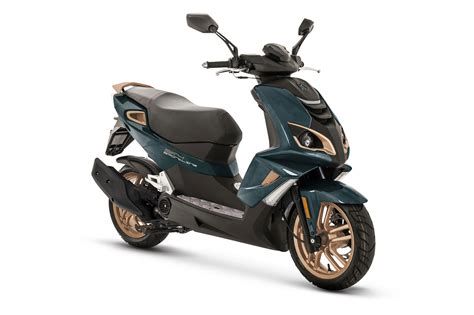 A Peugeot Speedfight 4 műszerfala és technikai részletei