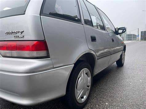 A Suzuki Swift 2001 biztosítéktáblájának helye a vezetőoldalon