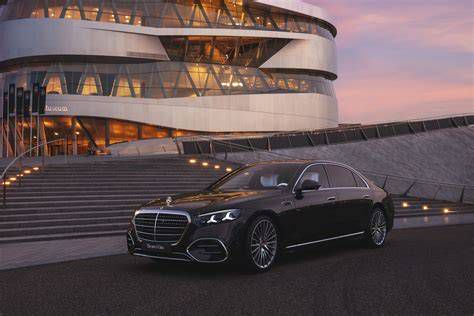 Mercedes-Benz S-osztály luxusautó külső nézet