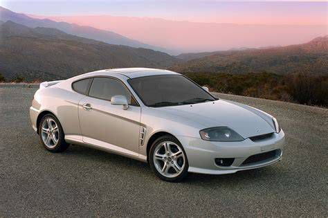 A Hyundai Coupe Tiburon szervizkönyve és dokumentációja