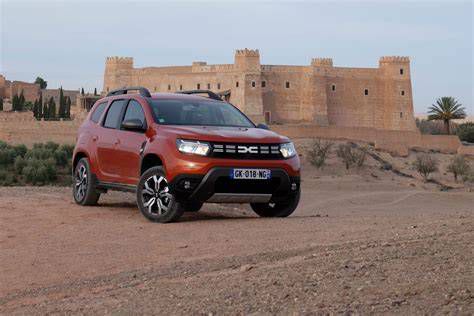 Dacia Duster egy erdős úton