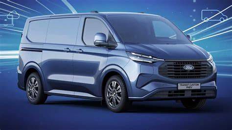 Ford Transit kishaszonjármű autópályán