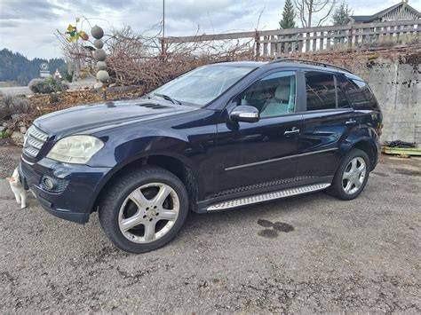 Üzemanyagkút a Mercedes-Benz ML 320 mellett