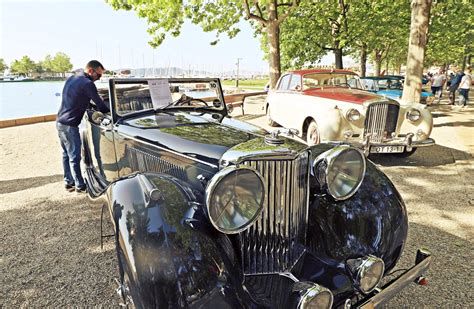 Veteránautók a Balatonfüredi Tagore sétányon
