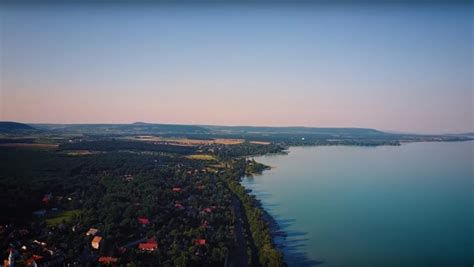 Légifelvétel Balatonfüredről a Balaton-parttal
