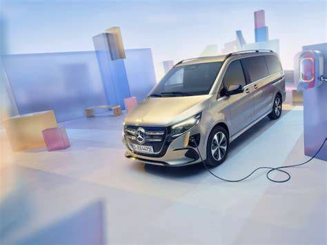 Mercedes-Benz elektromos járművek töltőállomáson