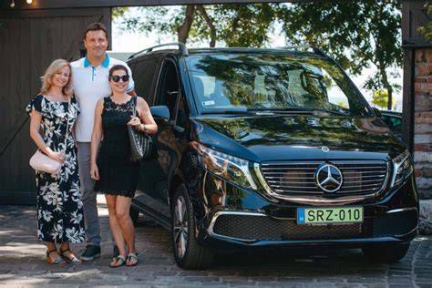 Kiss Gergely egy Mercedes-Benz EQV modell mellett