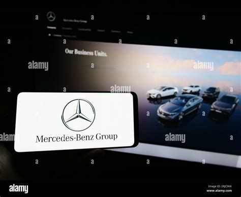 A Republic Group logója a Mercedes-Benz logóval