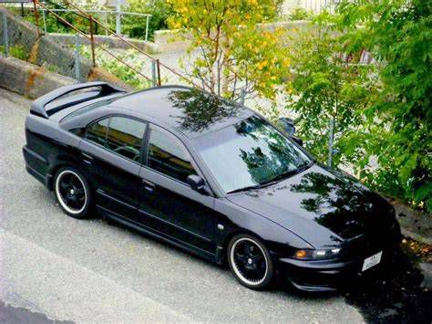 Mitsubishi Galant oldalsó profilja, elegáns formatervezés