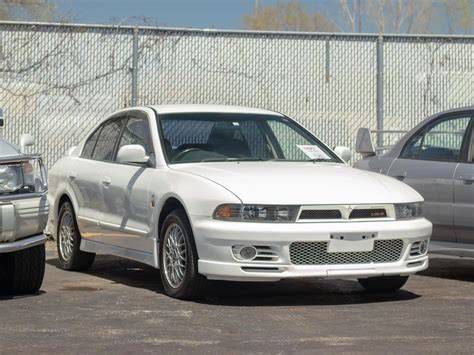 Mitsubishi Galant autók találkozója, több autó sorban parkolva