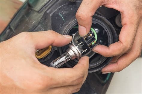 A fényszóró izzócsere lépései illusztrációval