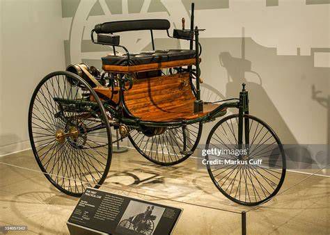 Karl Benz az első automobiljával (Benz Patent-Motorwagen)