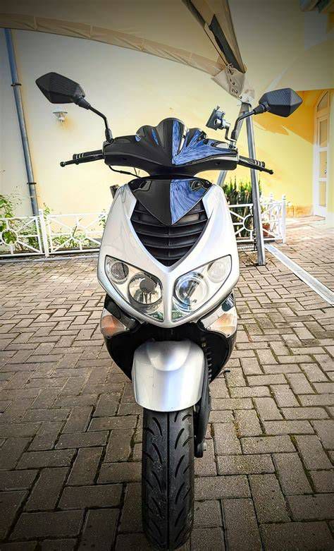 Robogó sport kipufogóval, kiemelve az új dizájnt