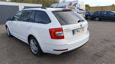 Autószerviz - szerelő Skoda Octavia motorral