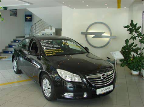 Opel márkakereskedés homlokzata Szombathelyen