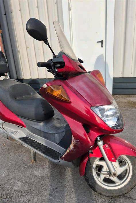 Honda Foresight robogó alkatrészei bontás közben