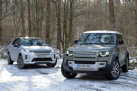 Land Rover túrabakancsok stílusos kültéri környezetben
