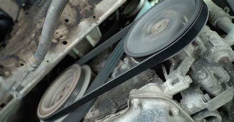 Kopott és új állapotú hosszbordás szíj összehasonlítása