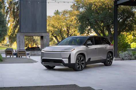 Toyota Highlander BEV töltőállomáson