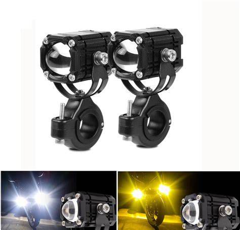 Különböző autóalkatrészek: motor, lámpa, karosszériaelem