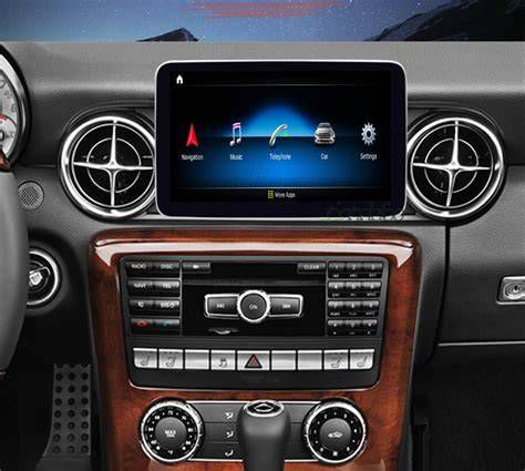 Modern Mercedes-Benz autórádió kezelőfelület