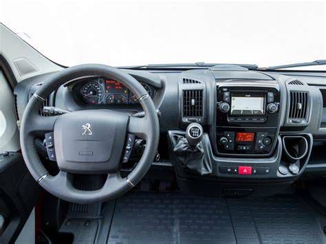 Интерьер кабины Peugeot Boxer