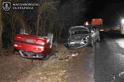 Lerobbant autó az út szélén, autómentő közeledik
