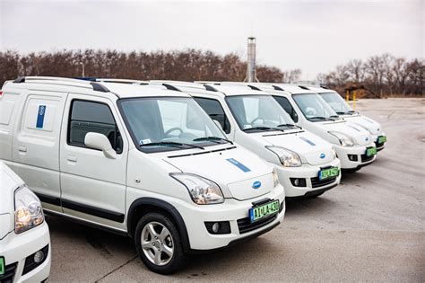 Flottakezelő cég logója egy autó mellett