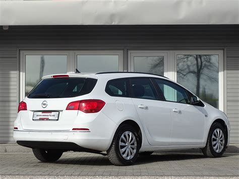 Opel Astra J Kombi belső tér és csomagtartó