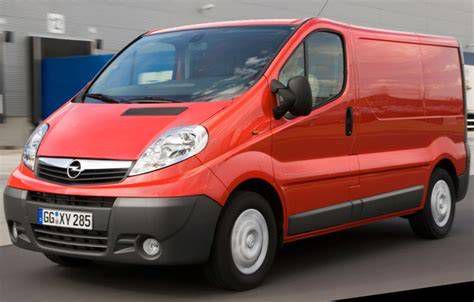 Opel Vivaro parkolás városi környezetben