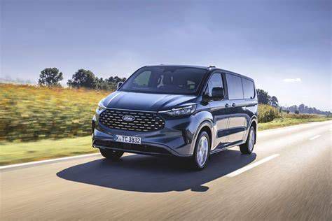 Ford Tourneo Custom Active és alap változat összehasonlítása