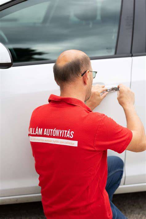 Autózár specialista diagnosztikai eszközzel