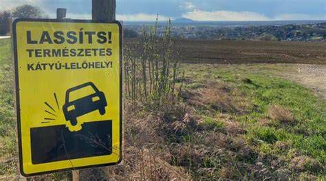 Autó egy kátyús úton, kiemelve a felnikre leselkedő veszélyeket