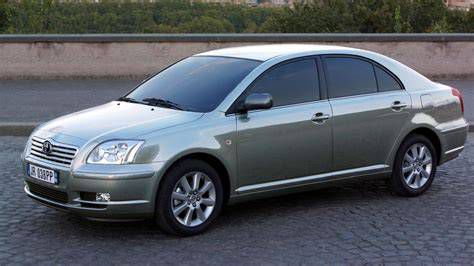 Szerelő diagnosztizálja a Toyota Avensis sebességváltóját