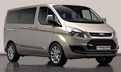 Ford Custom kisbusz egy városi környezetben
