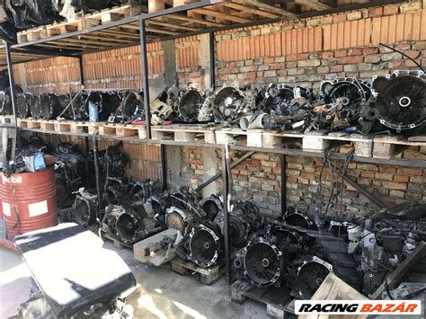 Bontott motor alkatrészek raktárban