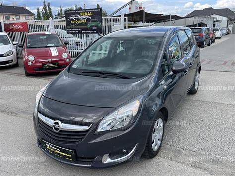 Opel Meriva B az iskola előtt