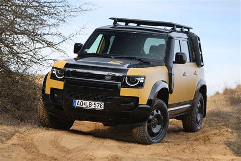 Land Rover Defender egy terepen
