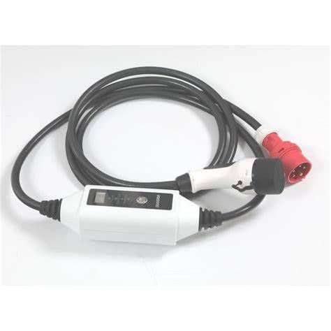 Sérült elektromos autó töltőkábel és csatlakozó