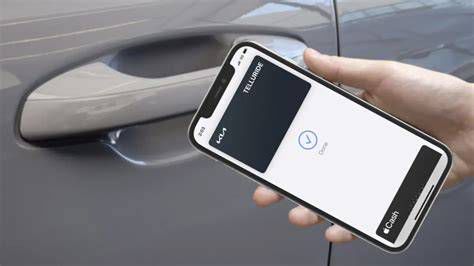 iPhone con interfaccia CarKey nel Wallet