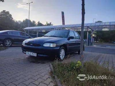 Ford Escort tetőcsomagtartóval és tetőboxszal