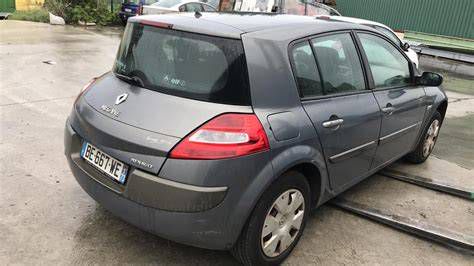 Szakértő szerelő munkában egy Renault Megane 2 motortérben