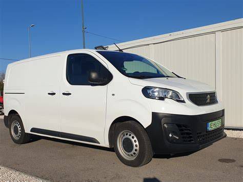 PEUGEOT Partner kisteherautó tetőcsomagtartóval felszerelve