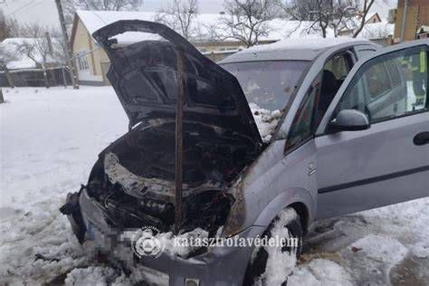 Toronymerevítő beszerelve egy autó motorterében