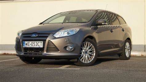 Ford Focus III Kombi autó integrált tetősínekkel