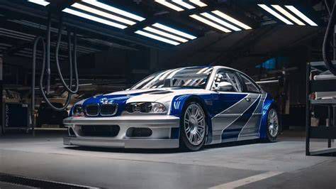 Optimalizált BMW E46 sportautó a műhely előtt